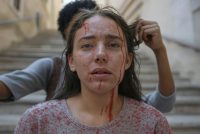 Trascinata giù dal bus e pestata a sangue da africano
