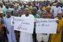 Migliaia africani manifestano per essere rimpatriati