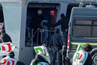 Clandestini sobillati dalla sinistra si rivoltano nel CPR in Albania