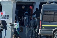 Tunisino ospite centro accoglienza picchia poliziotti: ha il permesso umanitario