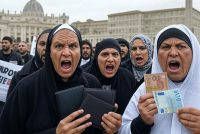 Bande di immigrati rapinano pellegrini durante funerale Papa Francesco