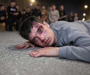 Baby gang lo massacra nel bosco: gli spezzano le ossa