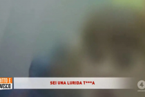 “Vai via lurida tr…”: immigrati e rossi cacciano giornalista dal ‘loro’ palazzo occupato – VIDEO