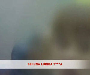 “Vai via lurida tr…”: immigrati e rossi cacciano giornalista dal ‘loro’ palazzo occupato – VIDEO