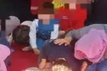 “Si sono inginocchiati spontaneamente”, la direttrice difende la preghiera in moschea – VIDEO