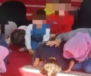 “Si sono inginocchiati spontaneamente”, la direttrice difende la preghiera in moschea – VIDEO