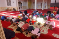 Scuole islamiche: i vostri figli costretti a inginocchiarsi in moschea pregando Allah