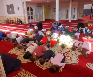 Bambini dell’asilo costretti a inginocchiarsi verso la Mecca in moschea
