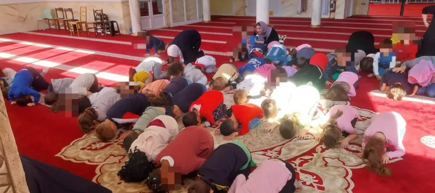 Bambini dell’asilo costretti a inginocchiarsi verso la Mecca in moschea