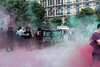 Antifa assaltano polizia per protesta contro il ‘Remigration Summit’