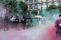 Antifa assaltano polizia per protesta contro il ‘Remigration Summit’