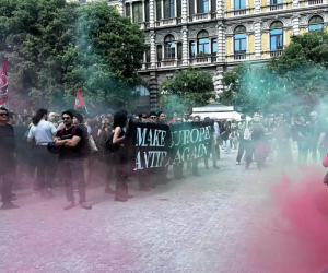 Antifa assaltano polizia per protesta contro il ‘Remigration Summit’