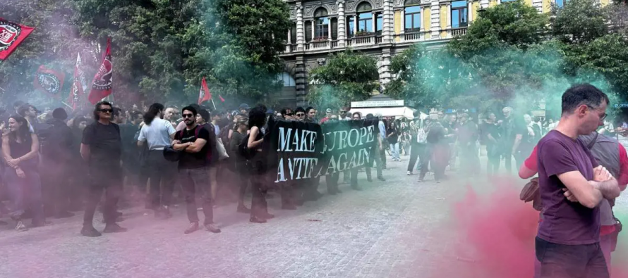 Antifa assaltano polizia per protesta contro il ‘Remigration Summit’