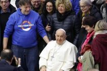 Bergoglio non c’è più e Casarini va a processo: lo champagne è finito