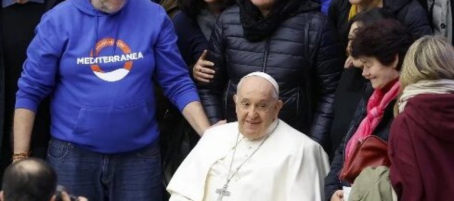 Bergoglio non c’è più e Casarini va a processo: lo champagne è finito