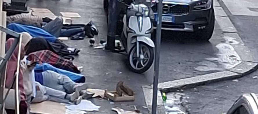 Milano, migranti dormono davanti ai portoni col permesso di Sala