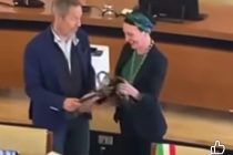 Sindaco tedesco di Merano rifiuta il tricolore: eletta grazie alla sinistra