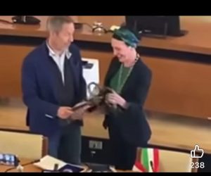 Sindaco tedesco di Merano rifiuta il tricolore: eletta grazie alla sinistra