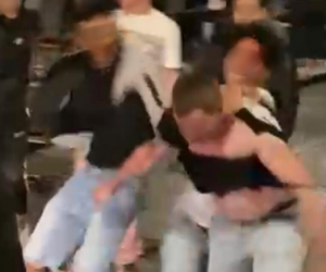 Accerchiato e massacrato in strada da 20 nordafricani – VIDEO