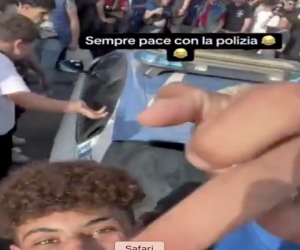 Centinaia maranza circondano auto polizia e irridono agenti – VIDEO