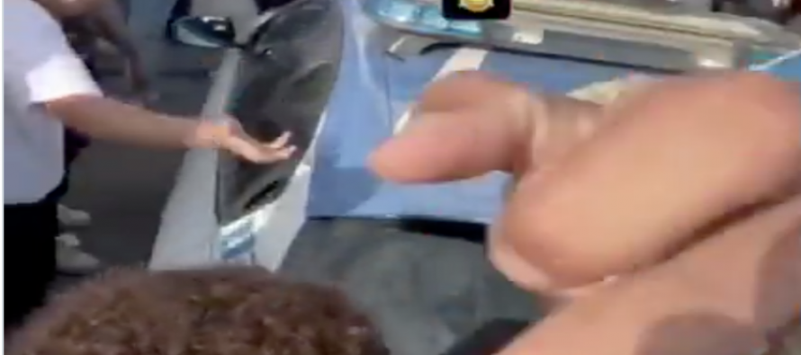 Centinaia maranza circondano auto polizia e irridono agenti – VIDEO
