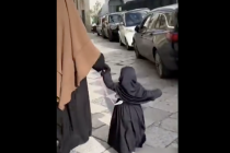 Invasione islamica: donne italiane e bambine al guinzaglio – VIDEO