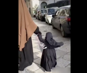 Invasione islamica: donne italiane e bambine al guinzaglio – VIDEO