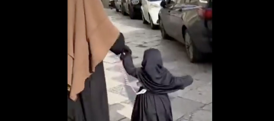 Invasione islamica: donne italiane e bambine al guinzaglio – VIDEO