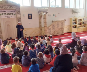 Bambini italiani portati in moschee: insegnanti di sinistra regalano i vostri figli agli imam