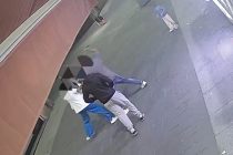 Ronda sharia massacra donna senza velo: mamma picchiata in strada davanti alla figlia – FOTO
