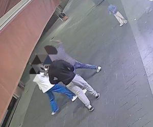 Ronda sharia massacra donna senza velo: mamma picchiata in strada davanti alla figlia – FOTO