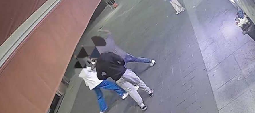 Ronda sharia massacra donna senza velo: mamma picchiata in strada davanti alla figlia – FOTO