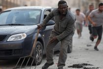 Aggredisce passanti con un forcone e distrugge le auto: feriti e terrore