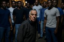 “Vecchio, da qui non passi. Questo è il nostro territorio”: circondato da trenta immigrati