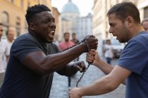 Maledice italiani e attacca i passanti armato di catena, ferisce un militare