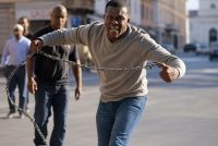 Nigeriano rincorre passanti armato di catena