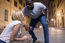 Ragazze prese a calci dagli spacciatori africani che minacciano chi interviene: «ti torco la testa