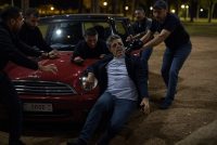 Trascinato fuori dall’auto e picchiato da africani: fuggono con la macchina