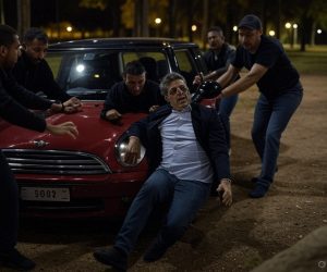 Trascinato fuori dall’auto e picchiato da africani: fuggono con la macchina