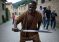 Islamico armato di katana terrorizza il paese, vuole decapitare passanti – VIDEO
