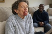 Taglia il viso alla vicina di casa di 83 anni: ai domiciliari nello stesso palazzo