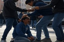 Brutale aggressione: vittima massacrata da immigrati per un paio di scarpe – VIDEO