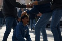 Costretto a inginocchiarsi dai maranza: “Umiliato e picchiato”
