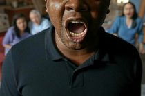 Africano entra in casa mamma e figlia: “Ora vi stupro”
