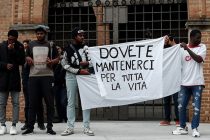Nigeriano vuole sgozzare tutti se non mangia gratis