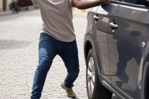 “Mi hai regalato pochi soldi”: mendicante aggredisce passante e carabinieri a Bologna