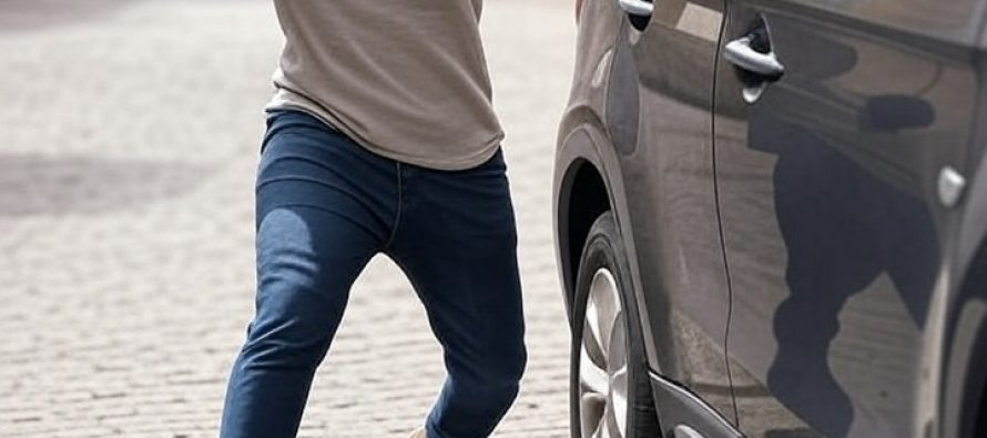 Famiglia aggredita a sassate in auto da africano armato di bastone