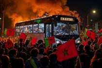 Roma, teppisti devastano bus per liberare i clandestini