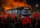 Roma, teppisti devastano bus per liberare i clandestini
