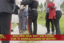 Rajae Bezzaz di Striscia La Notizia presa a calci dai SINTI – VIDEO
